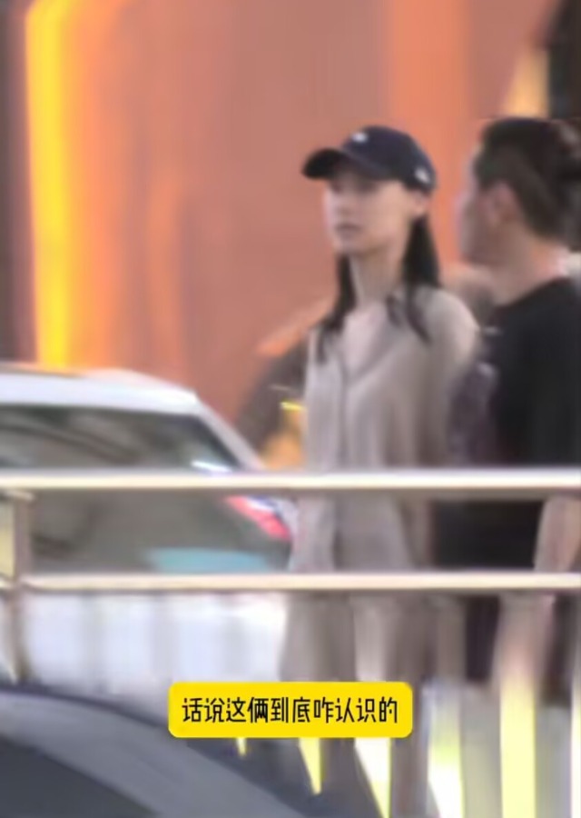 梁洛施携大8岁导演男友觅食，为爱定居北京，仨子已认可准继父__梁洛施携大8岁导演男友觅食，为爱定居北京，仨子已认可准继父