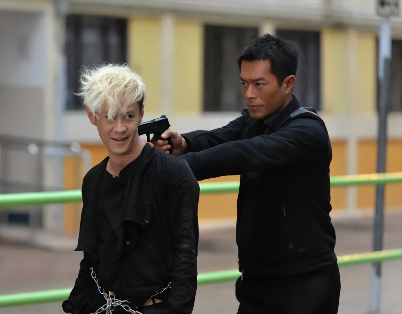 梁洛施携大8岁导演男友觅食，为爱定居北京，仨子已认可准继父__梁洛施携大8岁导演男友觅食，为爱定居北京，仨子已认可准继父