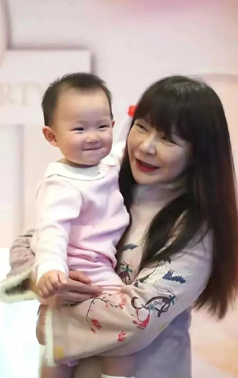 母女关系紧张！黄一鸣深夜崩溃，抱怨母亲：你真的有心疼过我吗__母女关系紧张！黄一鸣深夜崩溃，抱怨母亲：你真的有心疼过我吗