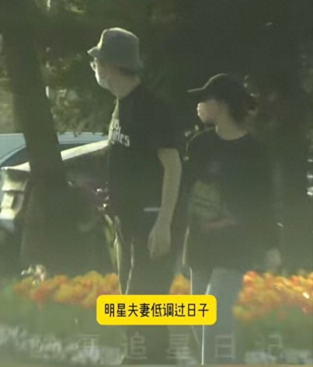 杨子姗夫妇带娃遛弯，见车路过吴中天护在前面，3岁爱女白白胖胖__杨子姗夫妇带娃遛弯，见车路过吴中天护在前面，3岁爱女白白胖胖