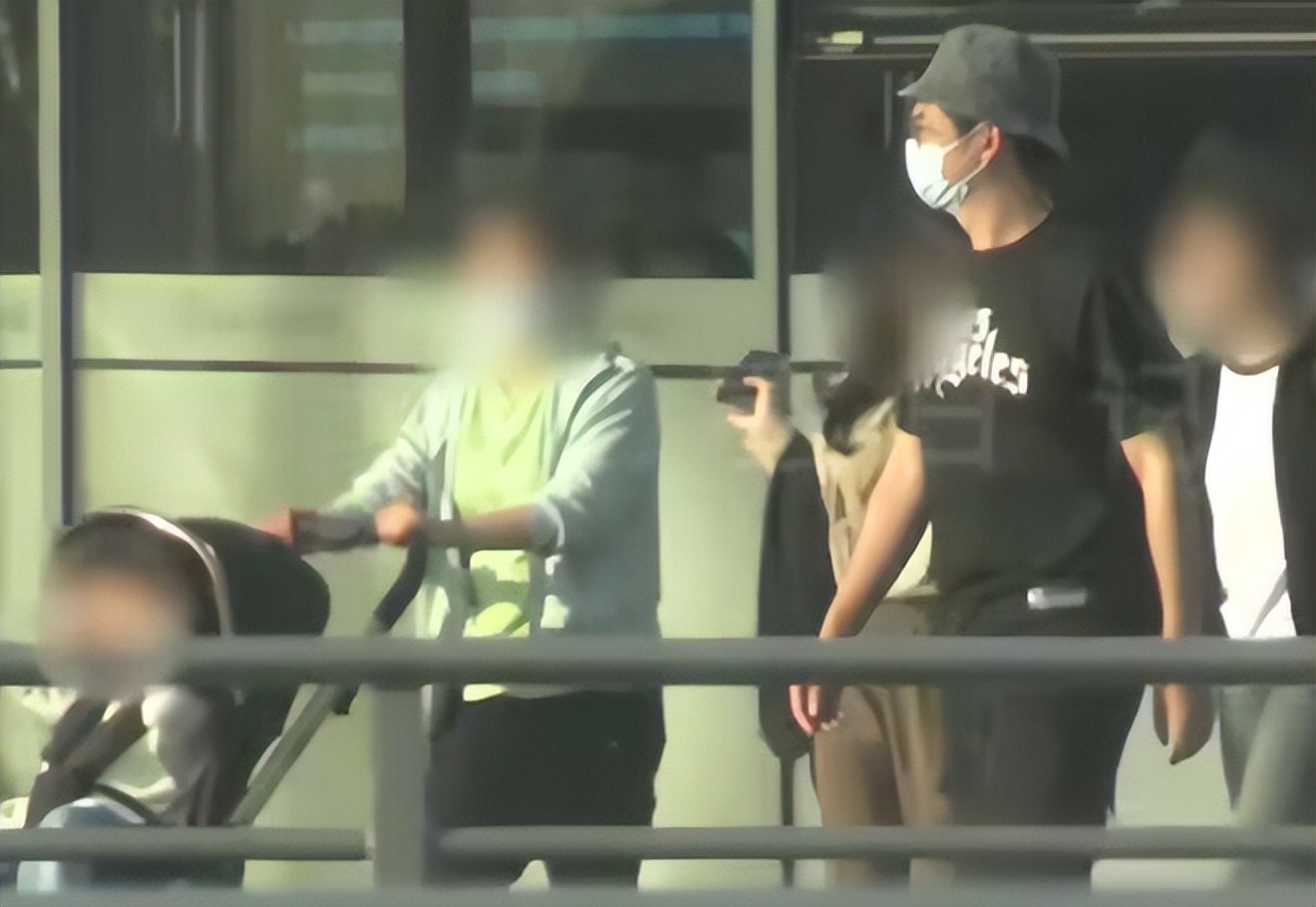 _杨子姗夫妇带娃遛弯，见车路过吴中天护在前面，3岁爱女白白胖胖_杨子姗夫妇带娃遛弯，见车路过吴中天护在前面，3岁爱女白白胖胖