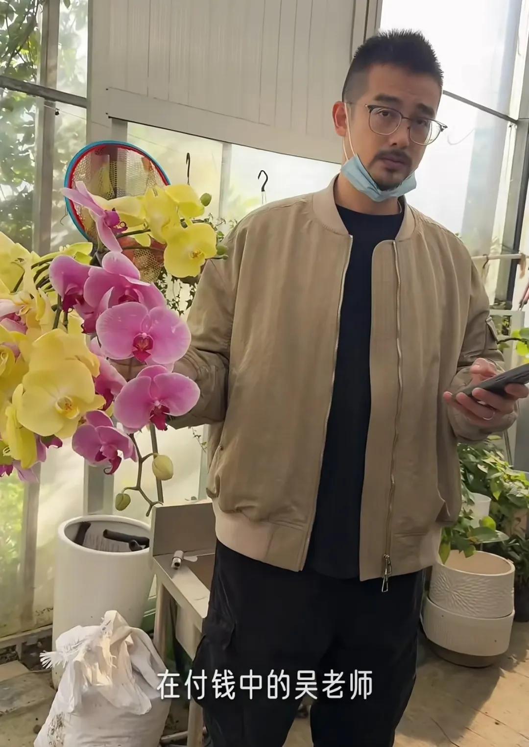 杨子姗夫妇带娃遛弯，见车路过吴中天护在前面，3岁爱女白白胖胖__杨子姗夫妇带娃遛弯，见车路过吴中天护在前面，3岁爱女白白胖胖