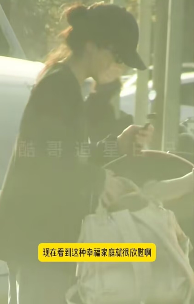 杨子姗夫妇带娃遛弯，见车路过吴中天护在前面，3岁爱女白白胖胖__杨子姗夫妇带娃遛弯，见车路过吴中天护在前面，3岁爱女白白胖胖