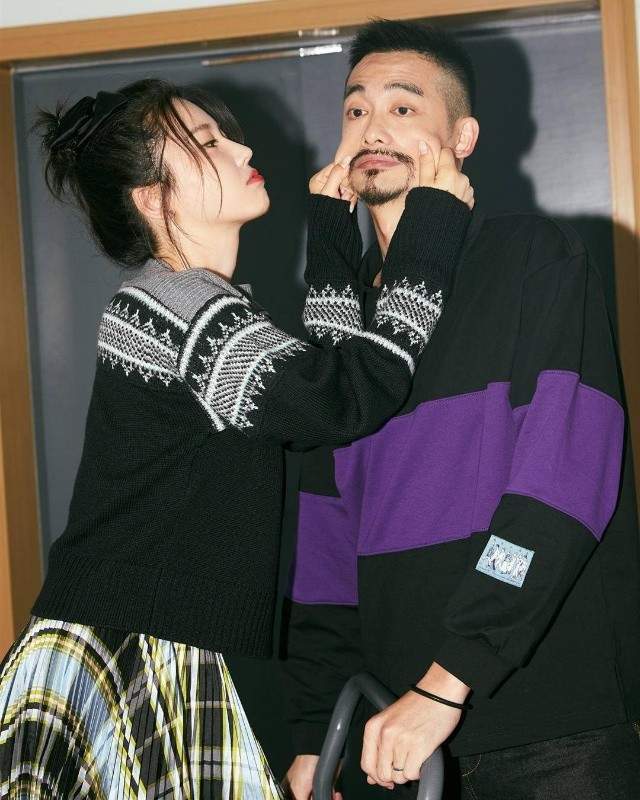 _杨子姗夫妇带娃遛弯，见车路过吴中天护在前面，3岁爱女白白胖胖_杨子姗夫妇带娃遛弯，见车路过吴中天护在前面，3岁爱女白白胖胖