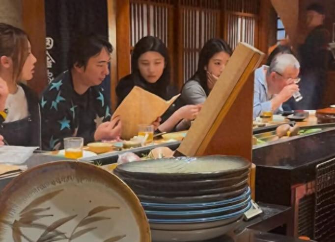 _懒懒下岗？王思聪撇小15岁女友约仨妹子东京吃烤肉，人均消费1400_懒懒下岗？王思聪撇小15岁女友约仨妹子东京吃烤肉，人均消费1400