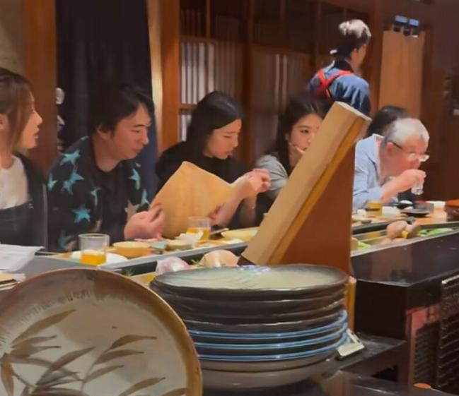 懒懒下岗？王思聪撇小15岁女友约仨妹子东京吃烤肉，人均消费1400__懒懒下岗？王思聪撇小15岁女友约仨妹子东京吃烤肉，人均消费1400