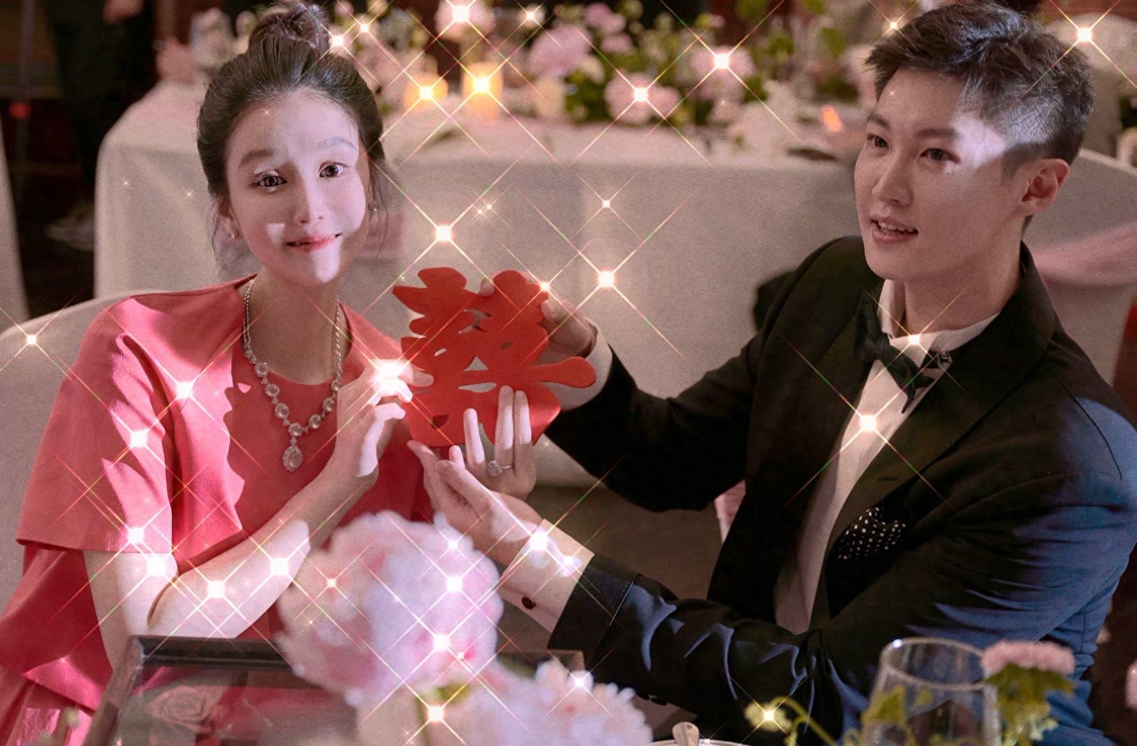 赵本山1岁小外孙近照，憨态可掬像洋娃娃，与妈妈童年照似饼印_赵本山1岁小外孙近照，憨态可掬像洋娃娃，与妈妈童年照似饼印_