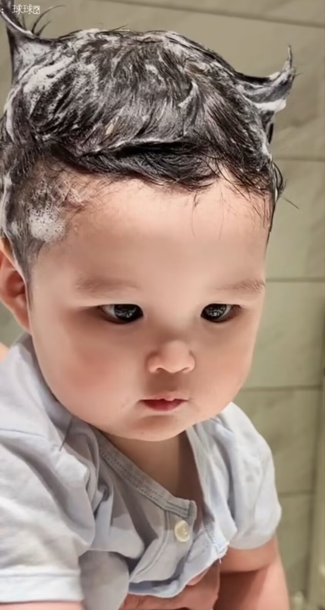 赵本山1岁小外孙近照，憨态可掬像洋娃娃，与妈妈童年照似饼印__赵本山1岁小外孙近照，憨态可掬像洋娃娃，与妈妈童年照似饼印