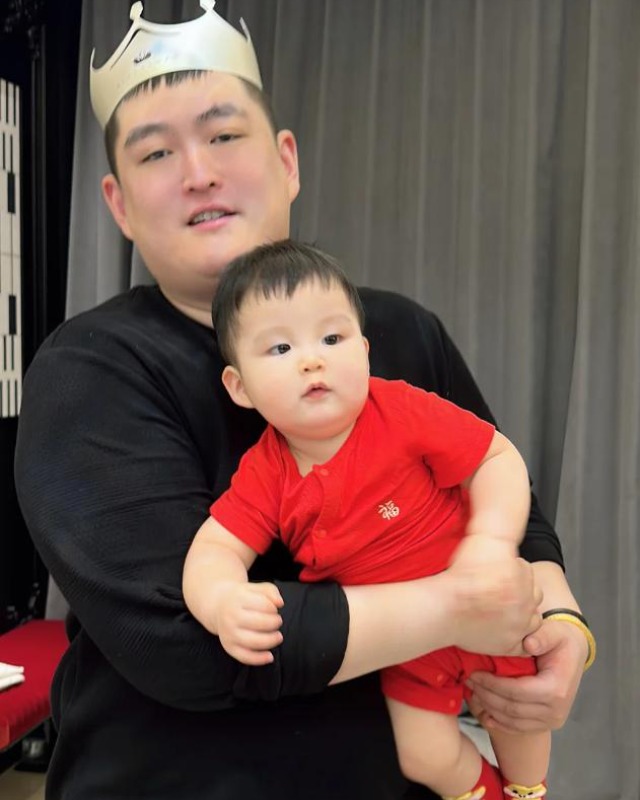 赵本山1岁小外孙近照，憨态可掬像洋娃娃，与妈妈童年照似饼印__赵本山1岁小外孙近照，憨态可掬像洋娃娃，与妈妈童年照似饼印