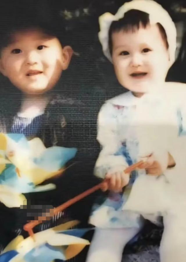 赵本山1岁小外孙近照，憨态可掬像洋娃娃，与妈妈童年照似饼印_赵本山1岁小外孙近照，憨态可掬像洋娃娃，与妈妈童年照似饼印_