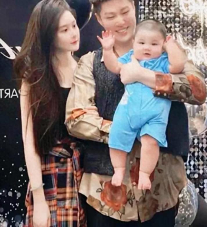 赵本山1岁小外孙近照，憨态可掬像洋娃娃，与妈妈童年照似饼印__赵本山1岁小外孙近照，憨态可掬像洋娃娃，与妈妈童年照似饼印