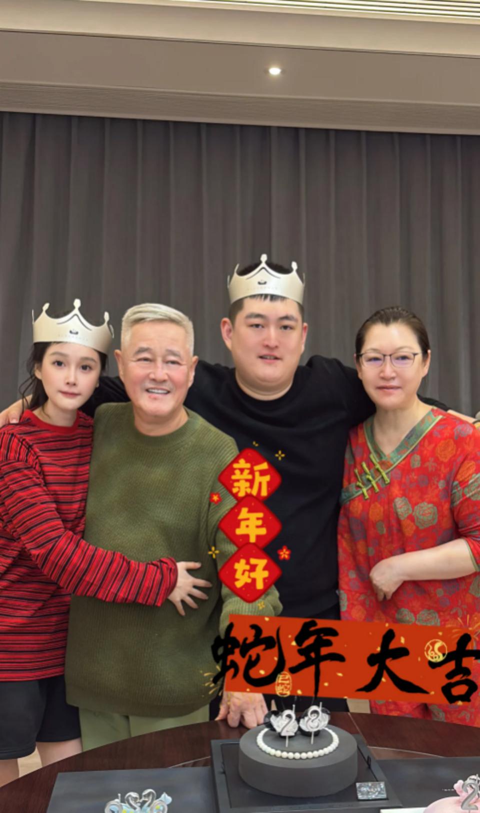 赵本山1岁小外孙近照，憨态可掬像洋娃娃，与妈妈童年照似饼印__赵本山1岁小外孙近照，憨态可掬像洋娃娃，与妈妈童年照似饼印