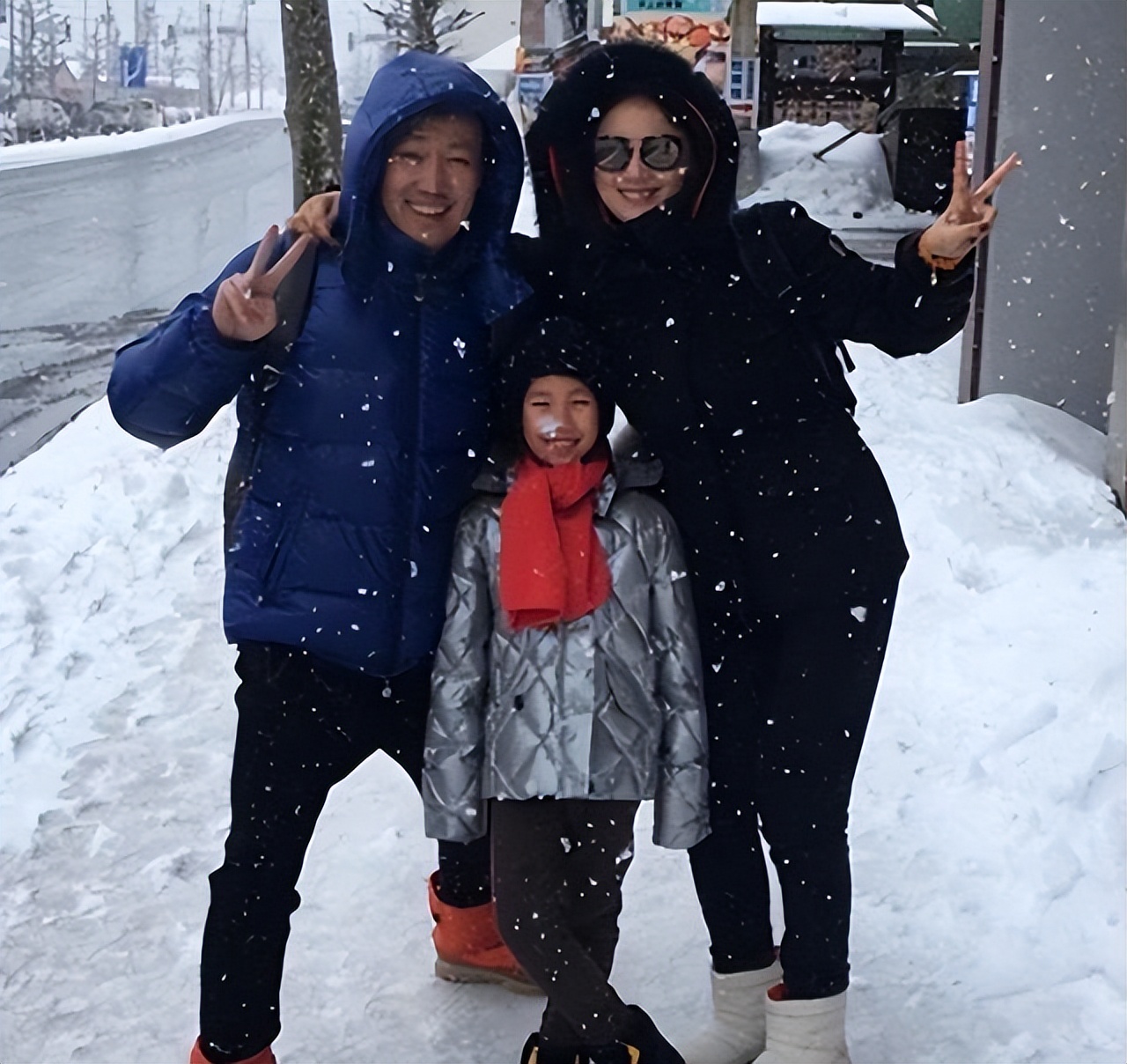 _突发！51岁朱媛媛患癌病逝，辛柏青发讣告哀悼亡妻，女儿还未成年_突发！51岁朱媛媛患癌病逝，辛柏青发讣告哀悼亡妻，女儿还未成年