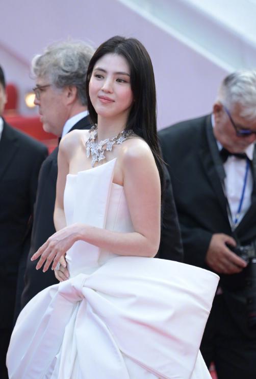 周冬雨电影节穿的礼服__周冬雨戛纳晚宴