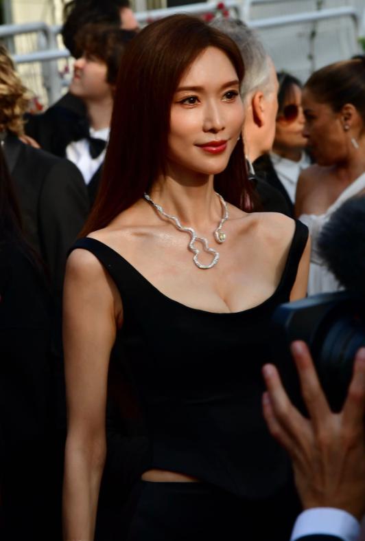 周冬雨戛纳晚宴__周冬雨电影节穿的礼服