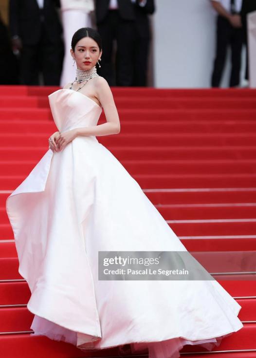 周冬雨戛纳晚宴_周冬雨电影节穿的礼服_