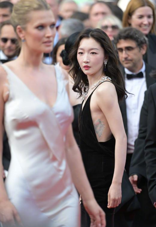周冬雨电影节穿的礼服__周冬雨戛纳晚宴