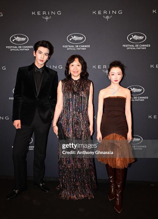 周冬雨戛纳晚宴__周冬雨电影节穿的礼服