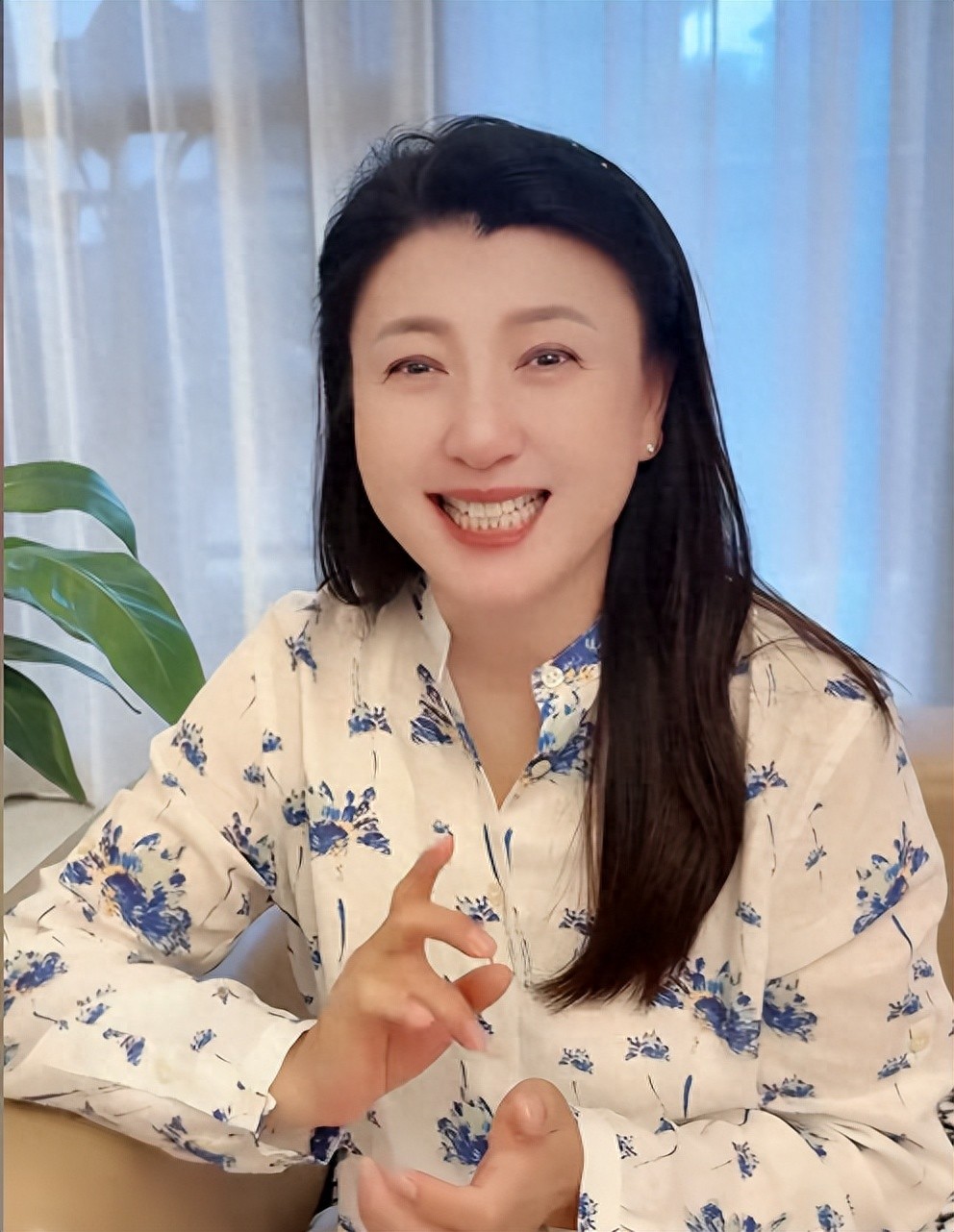 _闫学晶事件再升级！官媒出手锐评撕下"遮羞布"，赵本山当年没说错_闫学晶事件再升级！官媒出手锐评撕下"遮羞布"，赵本山当年没说错