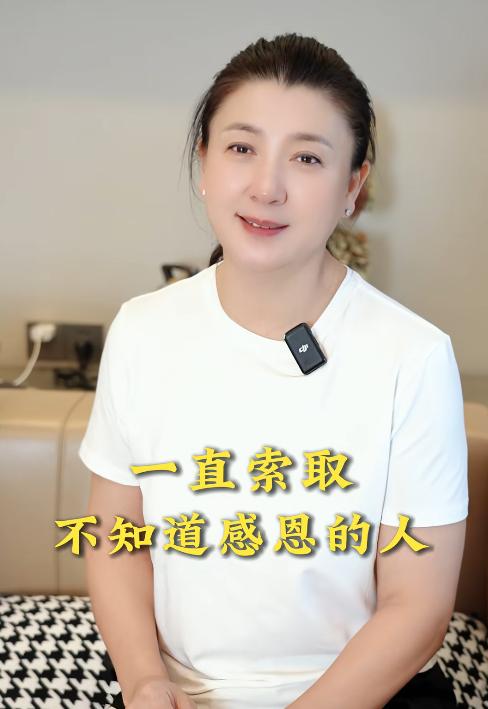 _闫学晶事件再升级！官媒出手锐评撕下"遮羞布"，赵本山当年没说错_闫学晶事件再升级！官媒出手锐评撕下"遮羞布"，赵本山当年没说错