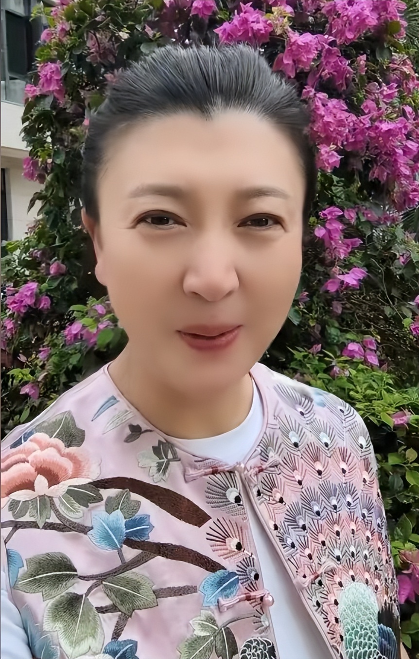 闫学晶事件再升级！官媒出手锐评撕下"遮羞布"，赵本山当年没说错_闫学晶事件再升级！官媒出手锐评撕下"遮羞布"，赵本山当年没说错_