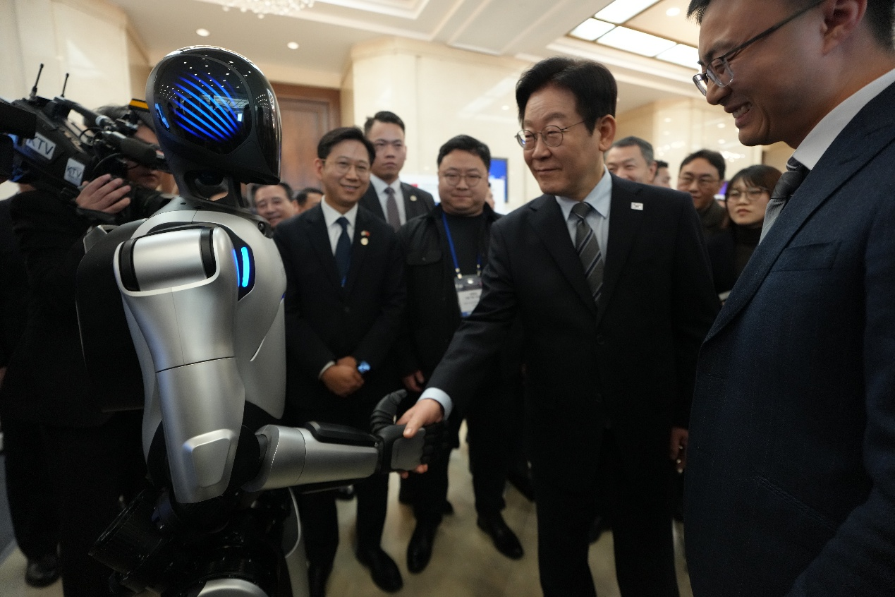 _智元远征A2机器人与韩国总统握手_智元远征A2机器人与韩国总统握手