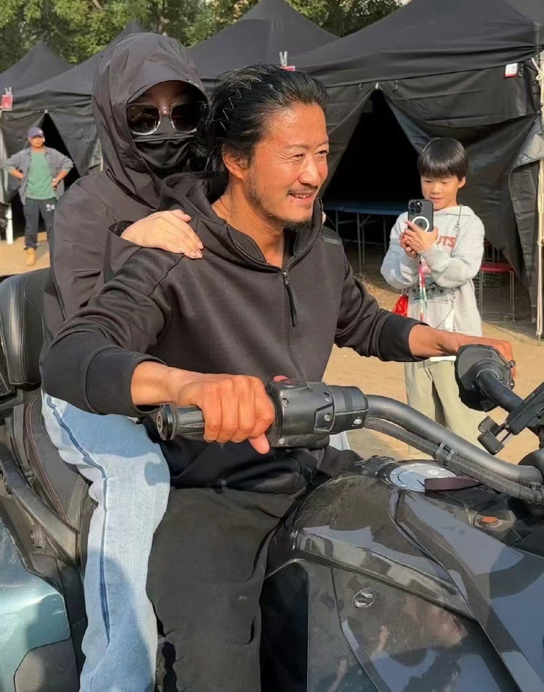 陆毅隔空示爱鲍蕾_陆毅老婆鲍蕾身高_