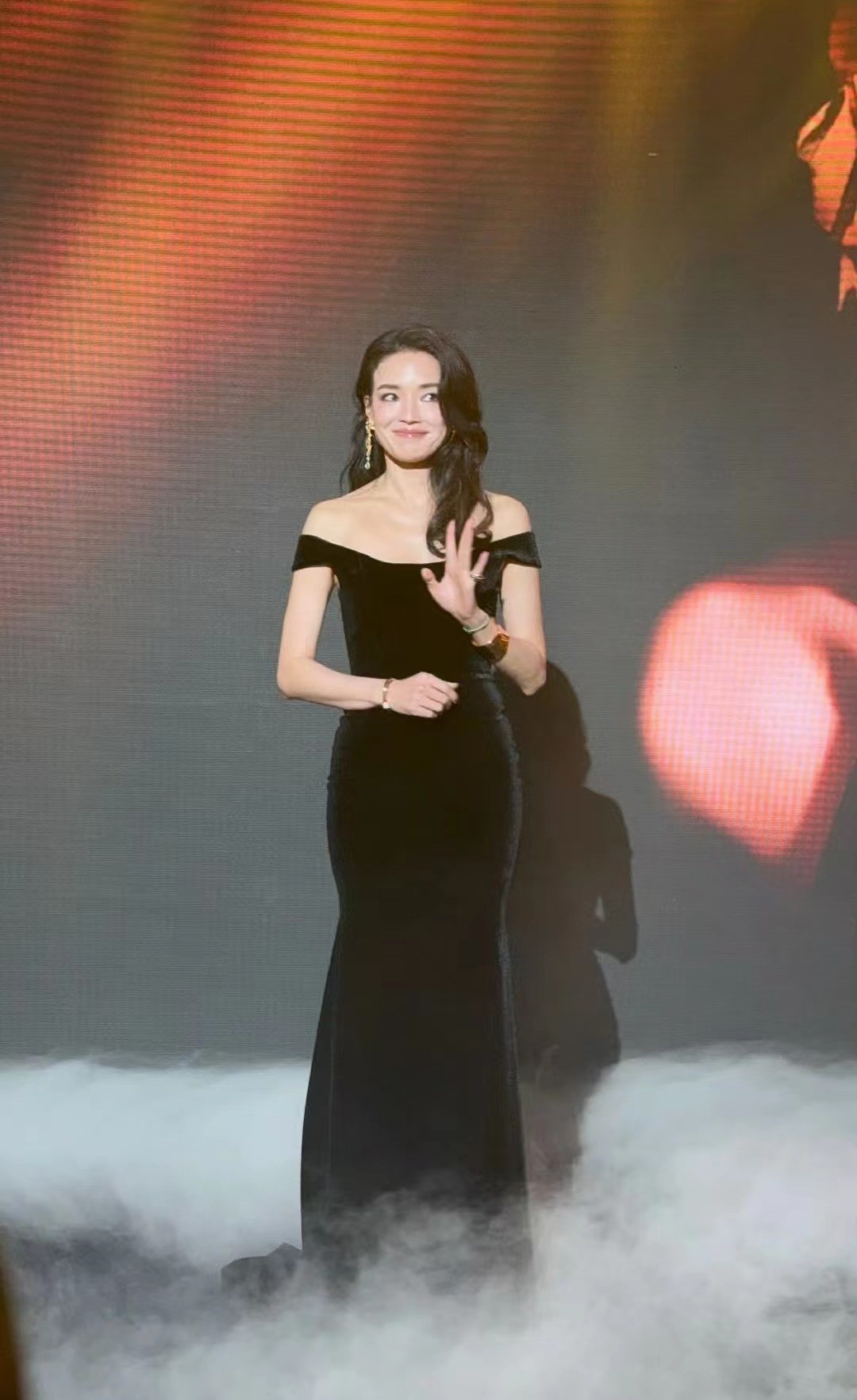 _活动红毯：李沁满分贵气，卢靖姗气质好独特，被舒淇美到了_活动红毯：李沁满分贵气，卢靖姗气质好独特，被舒淇美到了