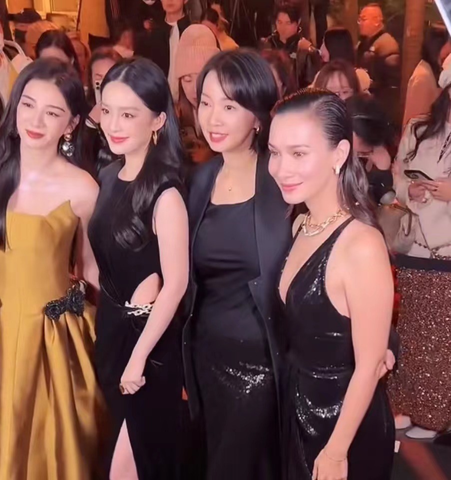 _活动红毯：李沁满分贵气，卢靖姗气质好独特，被舒淇美到了_活动红毯：李沁满分贵气，卢靖姗气质好独特，被舒淇美到了