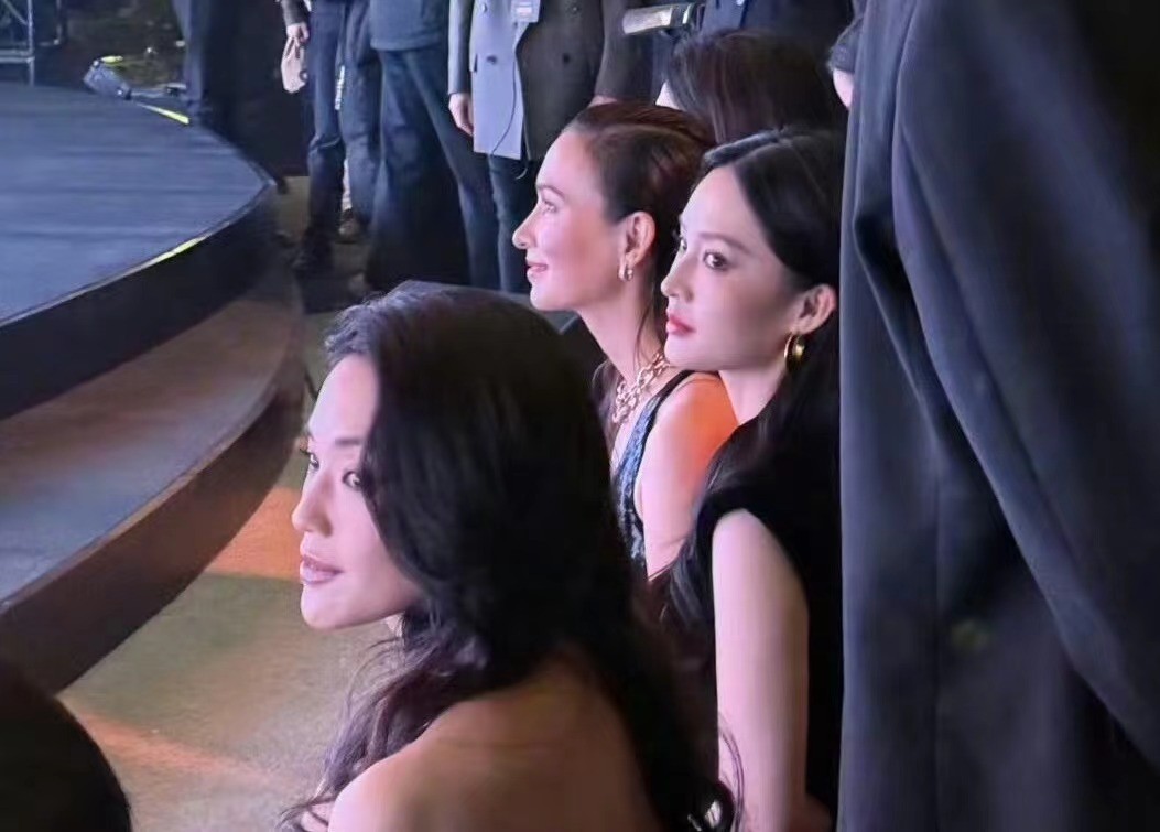 活动红毯：李沁满分贵气，卢靖姗气质好独特，被舒淇美到了__活动红毯：李沁满分贵气，卢靖姗气质好独特，被舒淇美到了