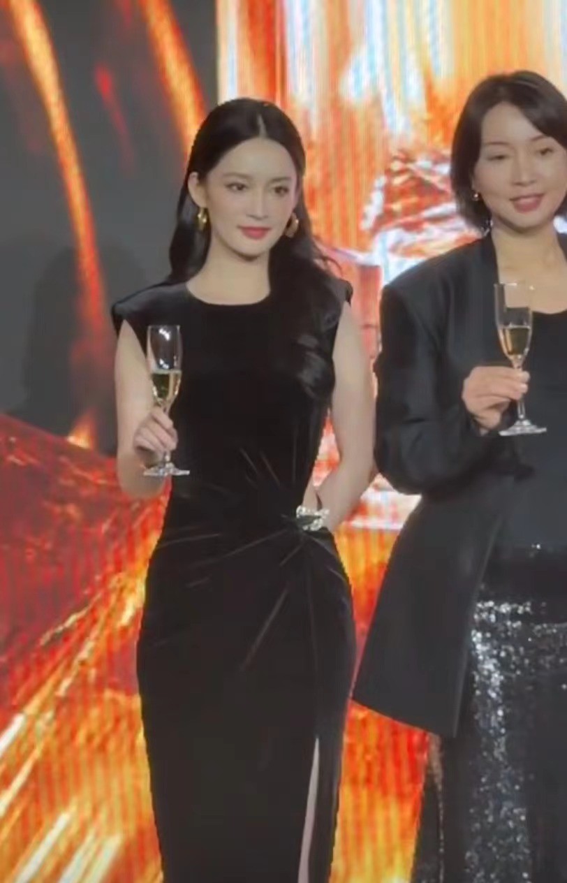 _活动红毯：李沁满分贵气，卢靖姗气质好独特，被舒淇美到了_活动红毯：李沁满分贵气，卢靖姗气质好独特，被舒淇美到了