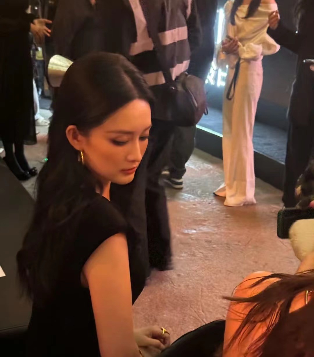 活动红毯：李沁满分贵气，卢靖姗气质好独特，被舒淇美到了_活动红毯：李沁满分贵气，卢靖姗气质好独特，被舒淇美到了_