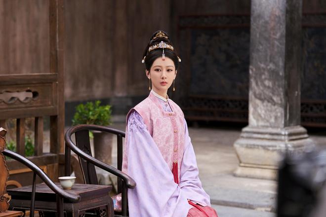 央视主播紫_央视主持人杨紫_