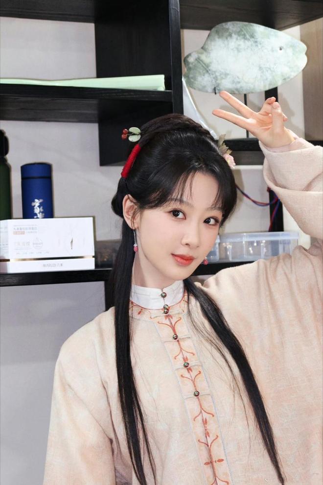 央视主播紫_央视主持人杨紫_