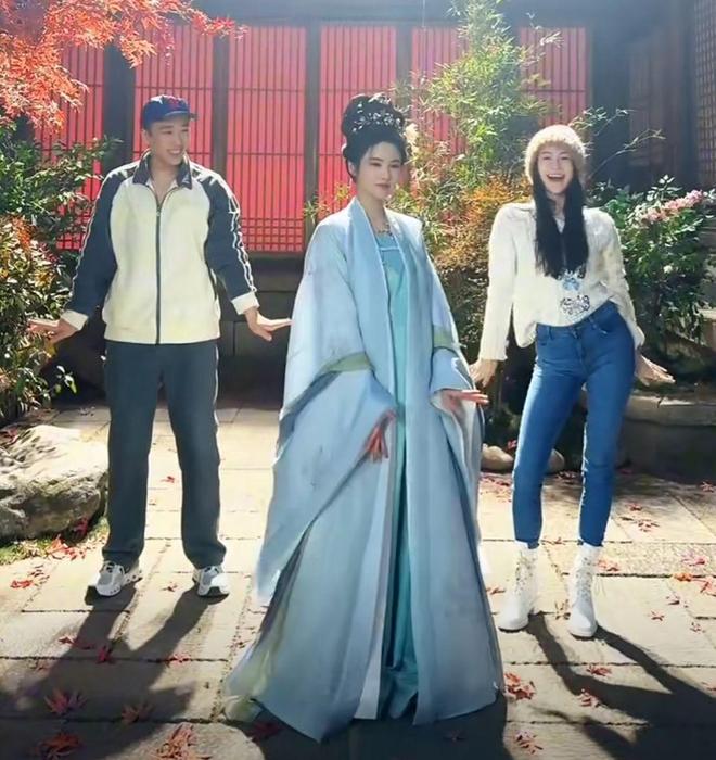 收手吧于正,和小15岁85花顶流演情侣,二人同框合照太辣眼睛_收手吧于正,和小15岁85花顶流演情侣,二人同框合照太辣眼睛_