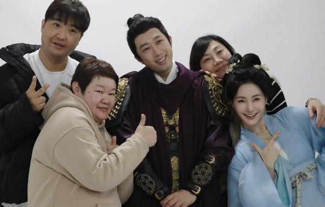 收手吧于正,和小15岁85花顶流演情侣,二人同框合照太辣眼睛__收手吧于正,和小15岁85花顶流演情侣,二人同框合照太辣眼睛